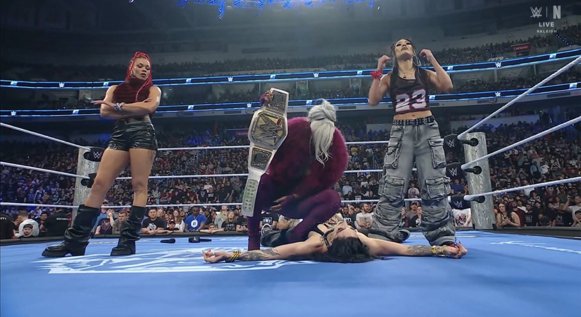 Prettiesttiara's tweet image. B-Fab and Michin yesss child #Smackdown