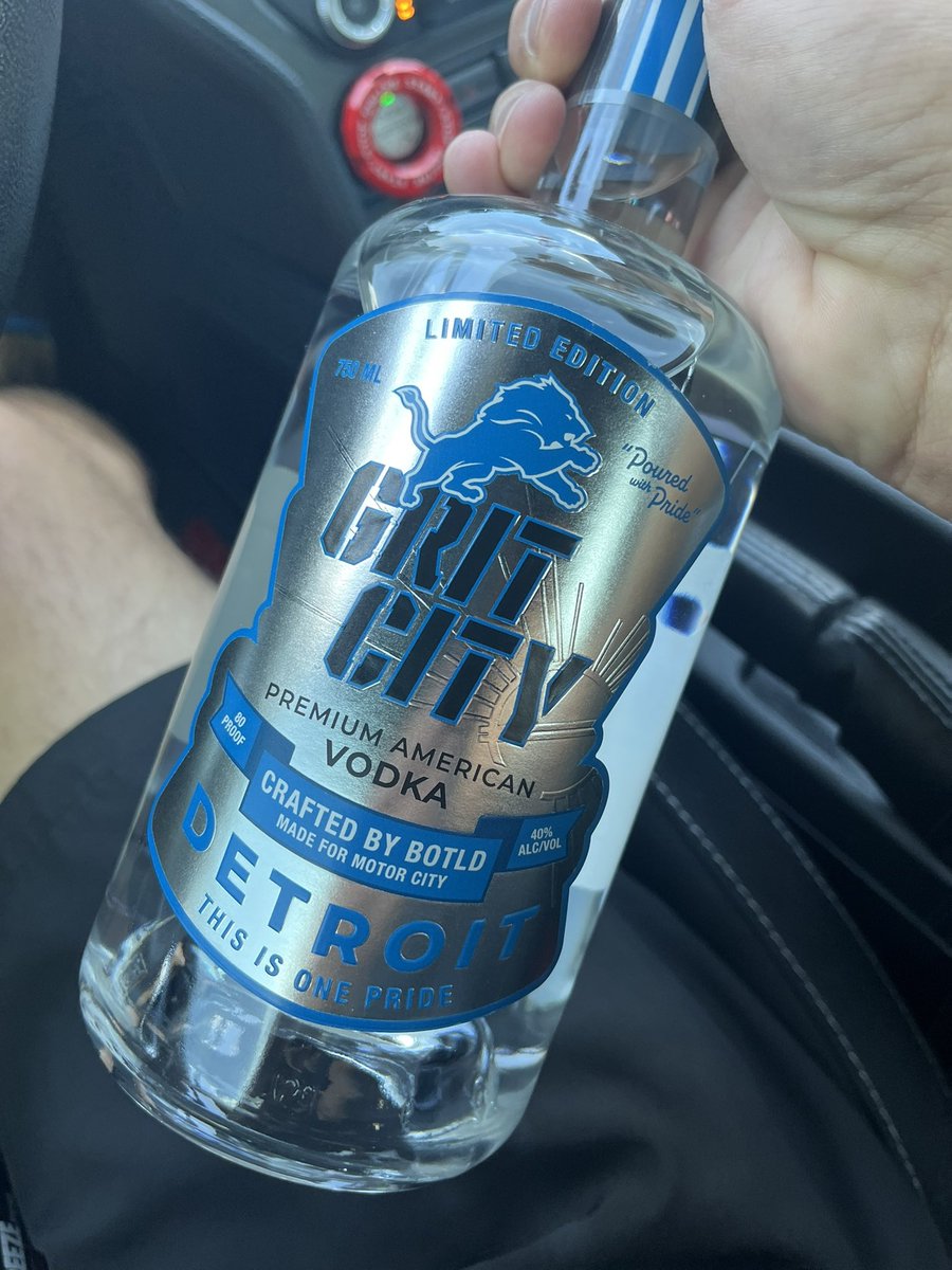 DocRx0000's tweet image. Resisted the "Please open me urge" and went with the standard #FinallyFriday drink! @Magicianman20 @Gree73331Naquan @RaidenKozmik @vvestiges @comicsandroses @xiamdex @zubairrizvi245 @LakotaMan1 @dr3amcatcher93 @hortas_jose @HeroicHaven @nanahendrix66