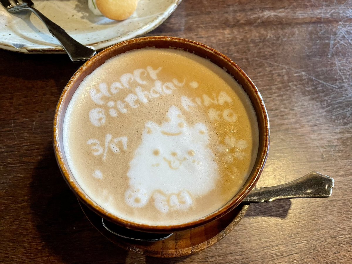 abmn_b's tweet photo. 母の誕生日にコーヒーを送ったら、かわいいドリップがついてきました。
きなこも17日で16歳になったんですよ。と話したら、かわいいラテが出てきました！（きなこは実家のポメ） https://t.co/4M9wY76g6f