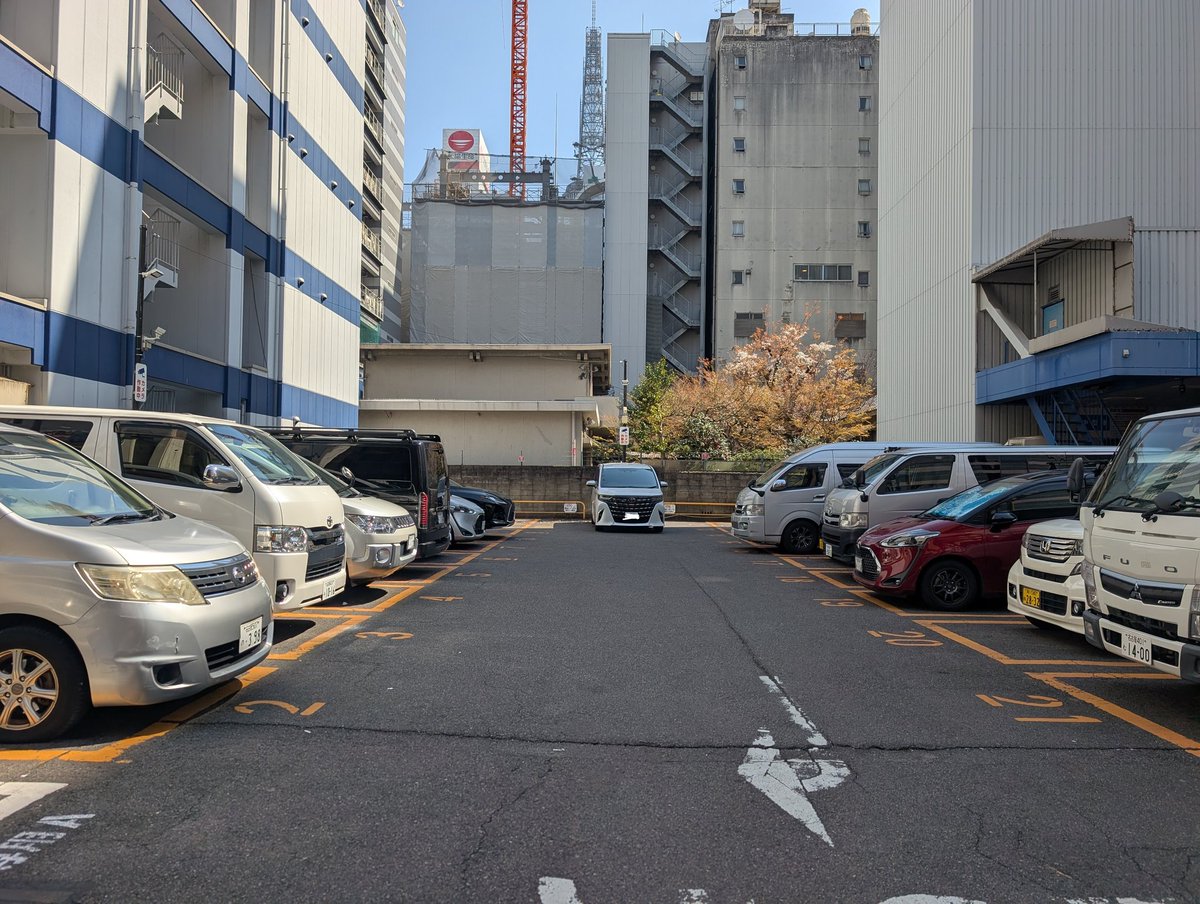 やす tweet media