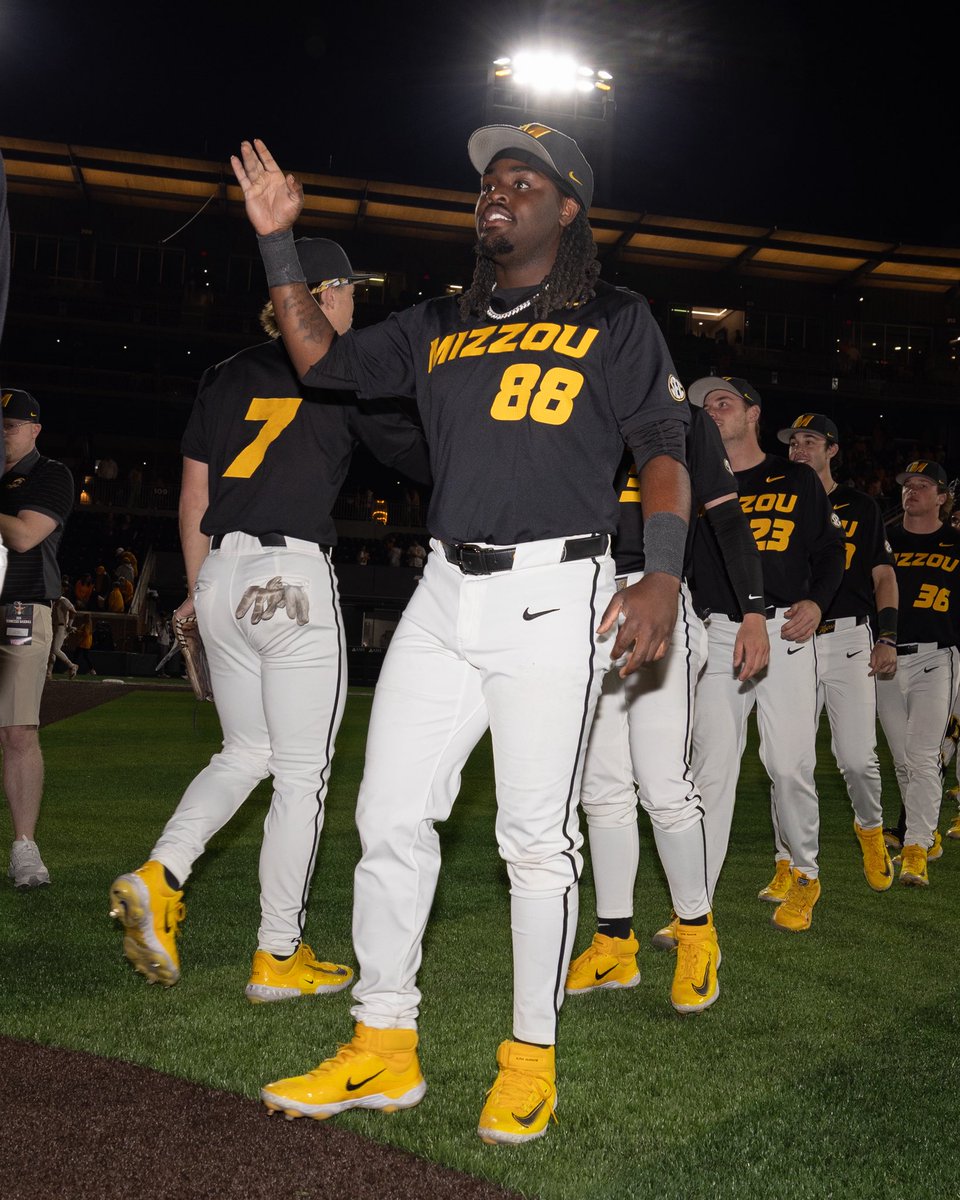 MizzouBaseball's tweet image. Road dub in Rocky Top 🤝

#MizzouNOW