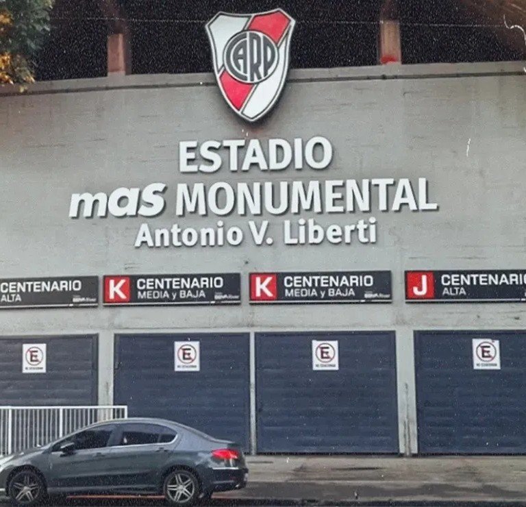 La diferencia entre un club y otro es que aca va a seguir llamandose Alberto Jose Armando, La Bombonera.

Allá pusieron en venta el nombre de su casa para intentar ser mejor en algo, ya que en cuanto a gente, identidad, fútbol y logros no les alcanzó historicamente.