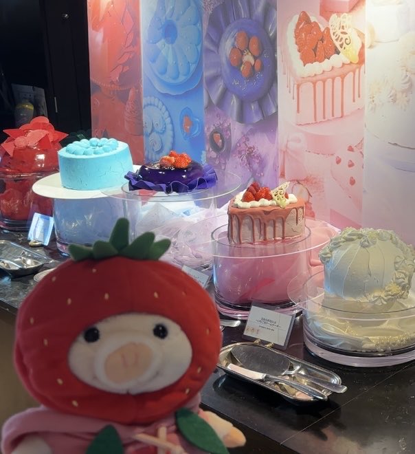 29duki22ca's tweet photo. 🌈COLOR PERSONA🎨
 –Strawberry🍓Stage–

❤️アートホテル大阪ベイタワー
🩵スカイビュッフェ51

色が持つ性格（ペルソナ）をテーマにしたストロベリースイーツビュッフェ🍓🍰
好きな色だけを選ぶのもありかも？🐷👍

きょうも💜はっぴー🩷
🎀ににかろりー🎀ちゃーじ🤍で
ぶひぶひ🐽ぶひぃくとりー🫶🐷 https://t.co/xUIkP5megV