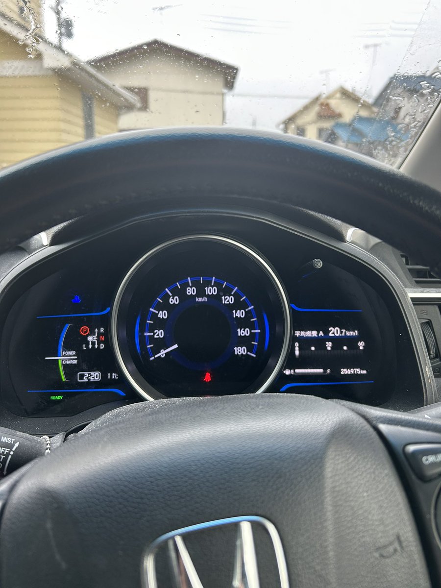 HiroKato96's tweet photo. クルマを入れ替える関係で
昨日付けで
通勤車として役目を終えたフィット君
新車から今までの走行距離が
25万キロ以上。
今までお疲れ様でした。
新しい形で生まれ変わって
くれれば嬉しい気持ちです☺️
#HONDA 
#FIT3 https://t.co/c3sH25kTRU