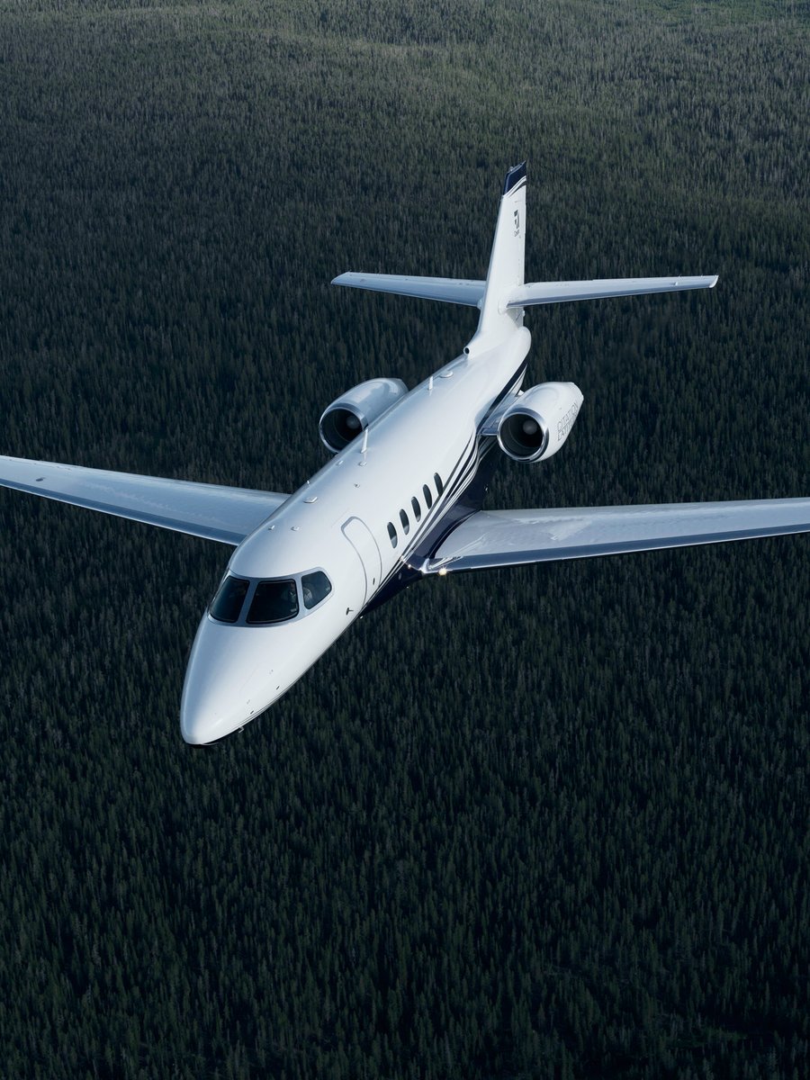 Cessna's tweet image. Time moves differently up here 🛩️

#cessna