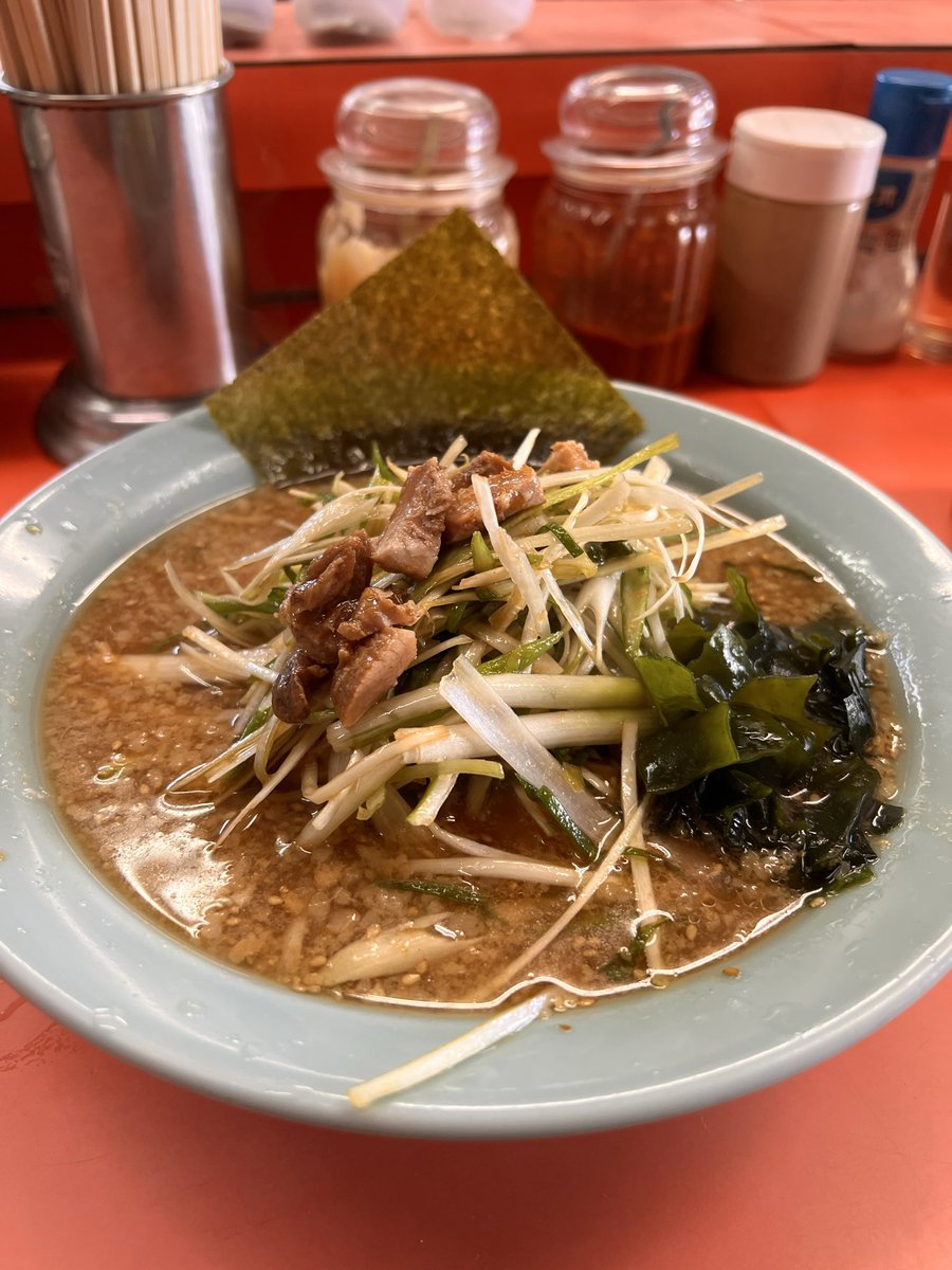 s_kanten's tweet photo. 久々のキャンプ、軍幕を張ろうとニューギアも出しつつ、支度をしていたら想定外の雨☔️
いつもの楽チンシステム、カーサイドで車中泊に変更🚙
朝は天気良好☀️
ラーショの話しで口が…キャンプの〆に寄ってた🍜
#ラーメンショップ
#車中泊
#いつもの河川敷 https://t.co/gYgRpklZpf