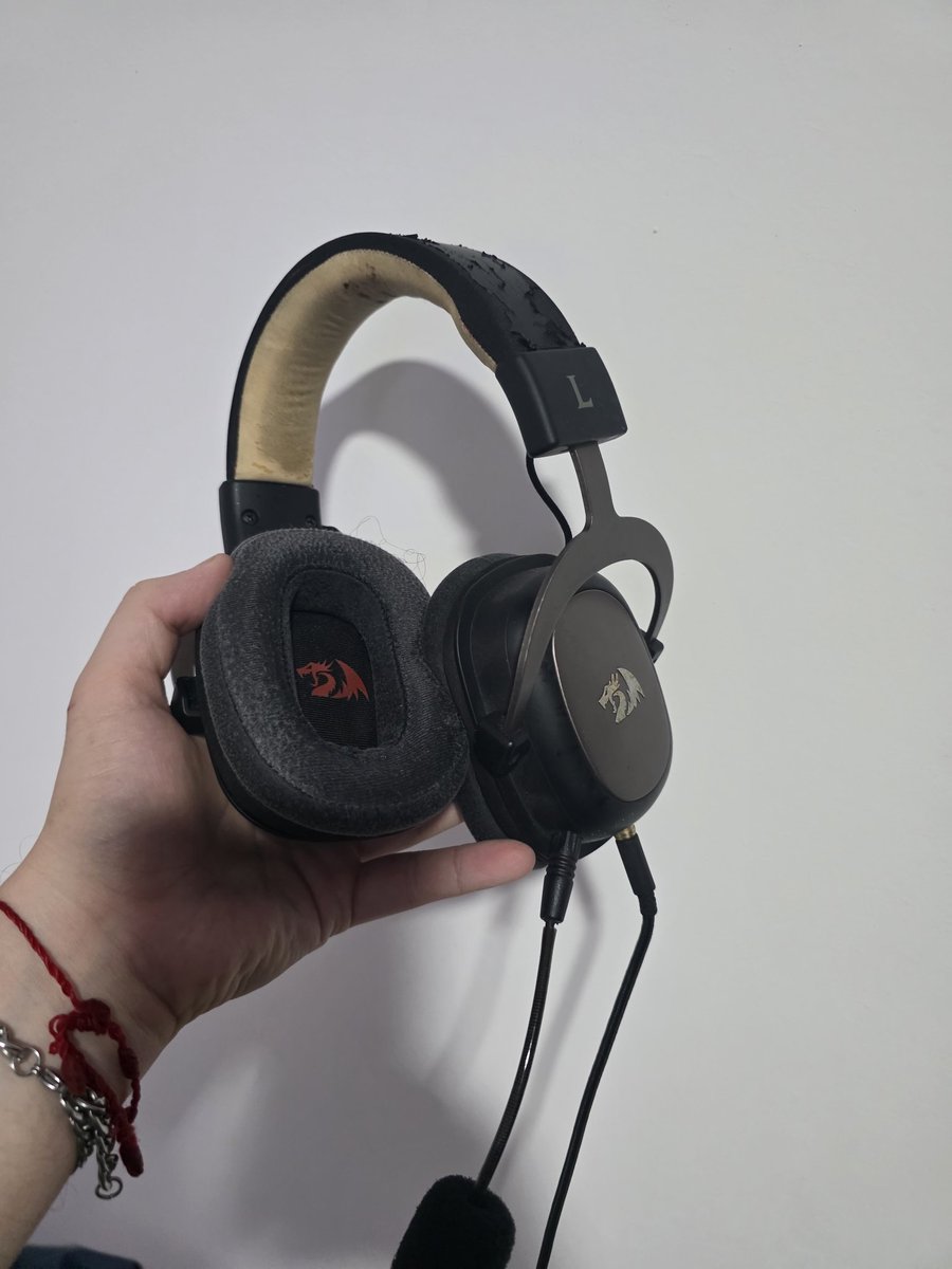 Nudxs01's tweet photo. Muchas gracias @RedragonLA por hacer semejante obra maestra (Redragon zeus 2 H510) lo compré en 2021, lo usé a full hasta mediados del 2025, lo guardé porque necesitaba un cambio, pero sigue salvandome en ocasiones, el mejor auricular que tuve, nunca ni un problema. https://t.co/wifsBw9AlC