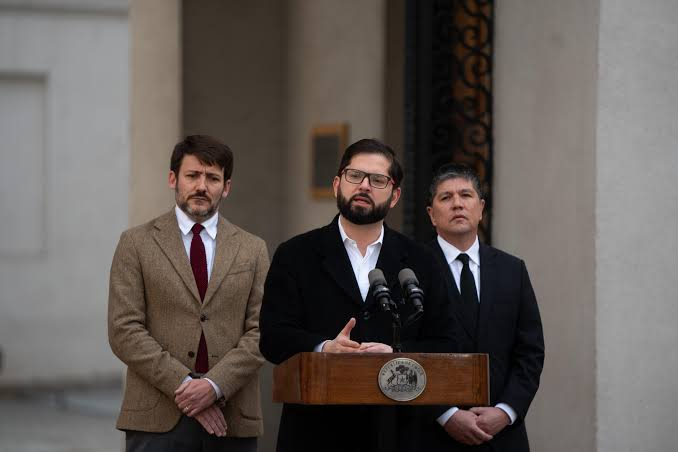 Claro, claro, según los zurdos #KastEsUnaEstafa pero:

Uno te subió la luz
Otro violó a una funcionaria
Y otro robó en un minisuper