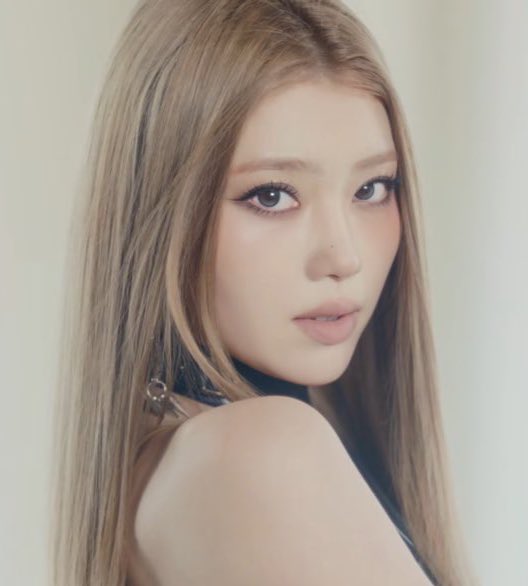 tiffany #thankyouyoungeun | ia *౨ৎ ♥️🎸⋆。˚* tweet media