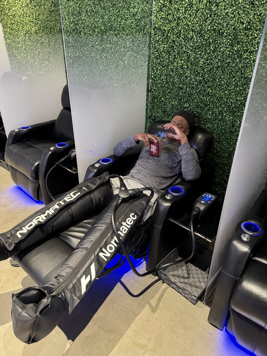 bamamade87's tweet photo. Putting in work over the break with one of the best to become the best and some recovery @Mhoward38 @zay_social https://t.co/1YBKexbHJj