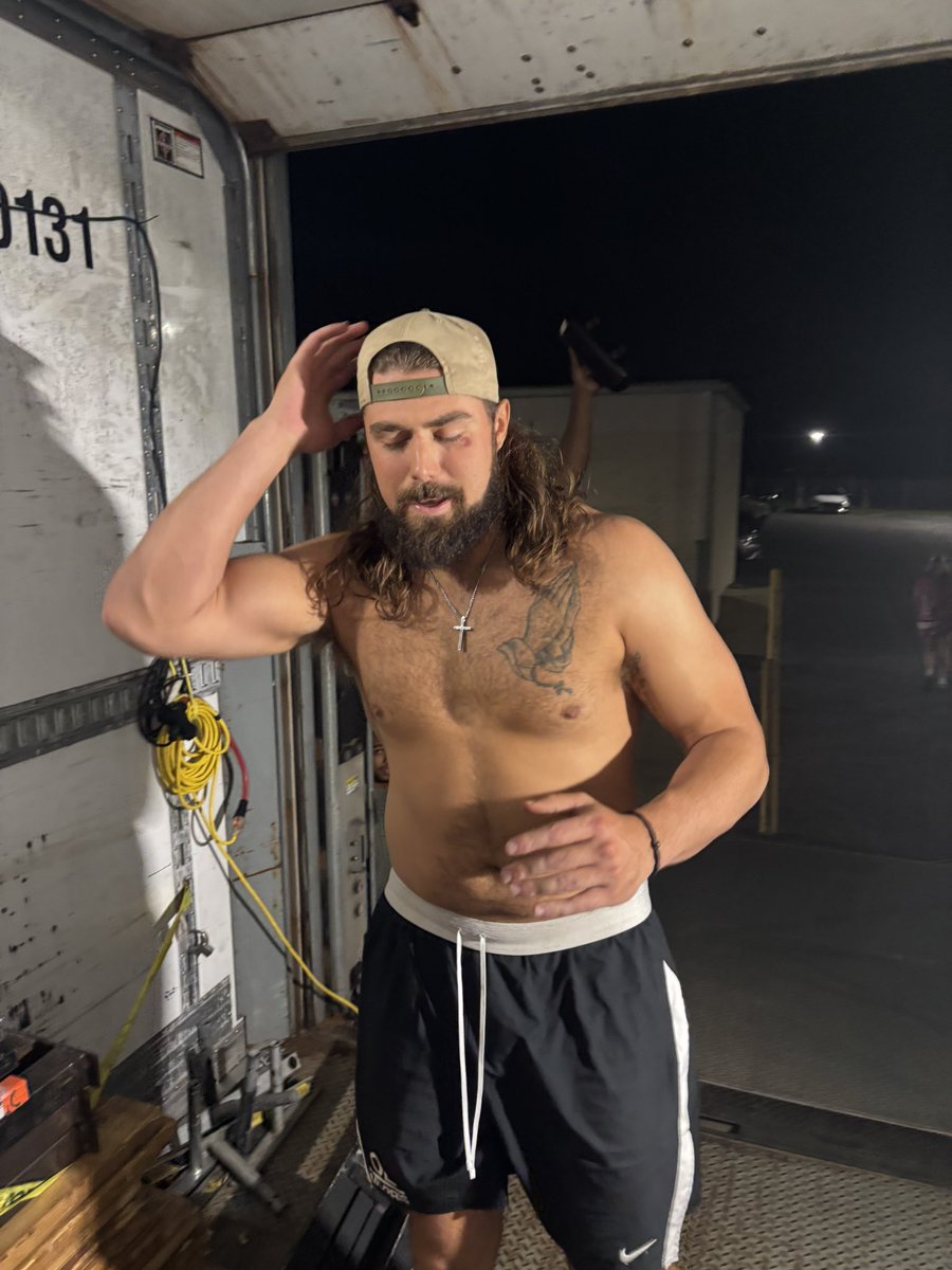 Toothless. tweet media