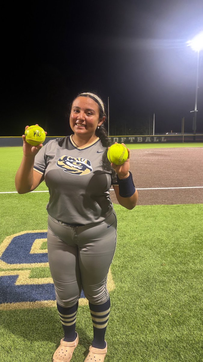 GenesisG_2028's tweet photo. 2 home run type of night!! I went to 2-2 at the plate today, with both being bombs. This is my 2nd district game this season with multiple home runs!! 💣💣
@NationalEsparza @KCTigerSoftball 
@LineDsoftball @ExtraInningSB @CoastRecruits @HCUSoftball @CULionsSoftball @vypehouston https://t.co/nESZFDAWiS