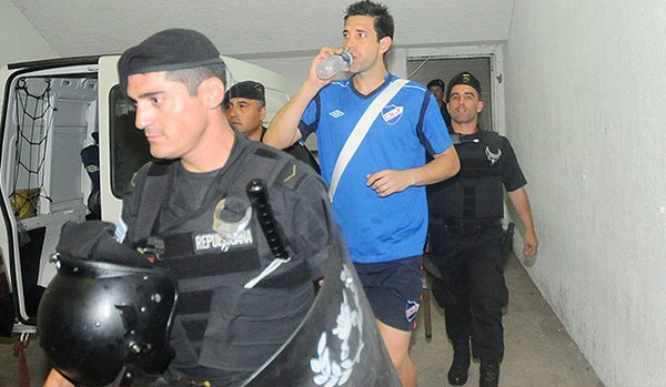 Anda a buscar a Bava, <a href="/FlaCePer/">Flavio Perchman</a>. Gordo fiolo. Te haces el vivo con la hinchada.
Arregla esta cagada