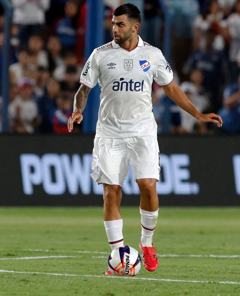 N_Bols0's tweet photo. INJUSTIFICABLE QUE ESTE TIPO SEA TITULAR EN NACIONAL

Llega tarde, pierde referencias, se oculta tras los rivales cuando tiene que ser EL la primera opción de pase.

Lo peor de todo es que invertimos un cupo extranjero en un jugador TOTALMENTE INTRASCENDENTE https://t.co/rkueo1ZHIj