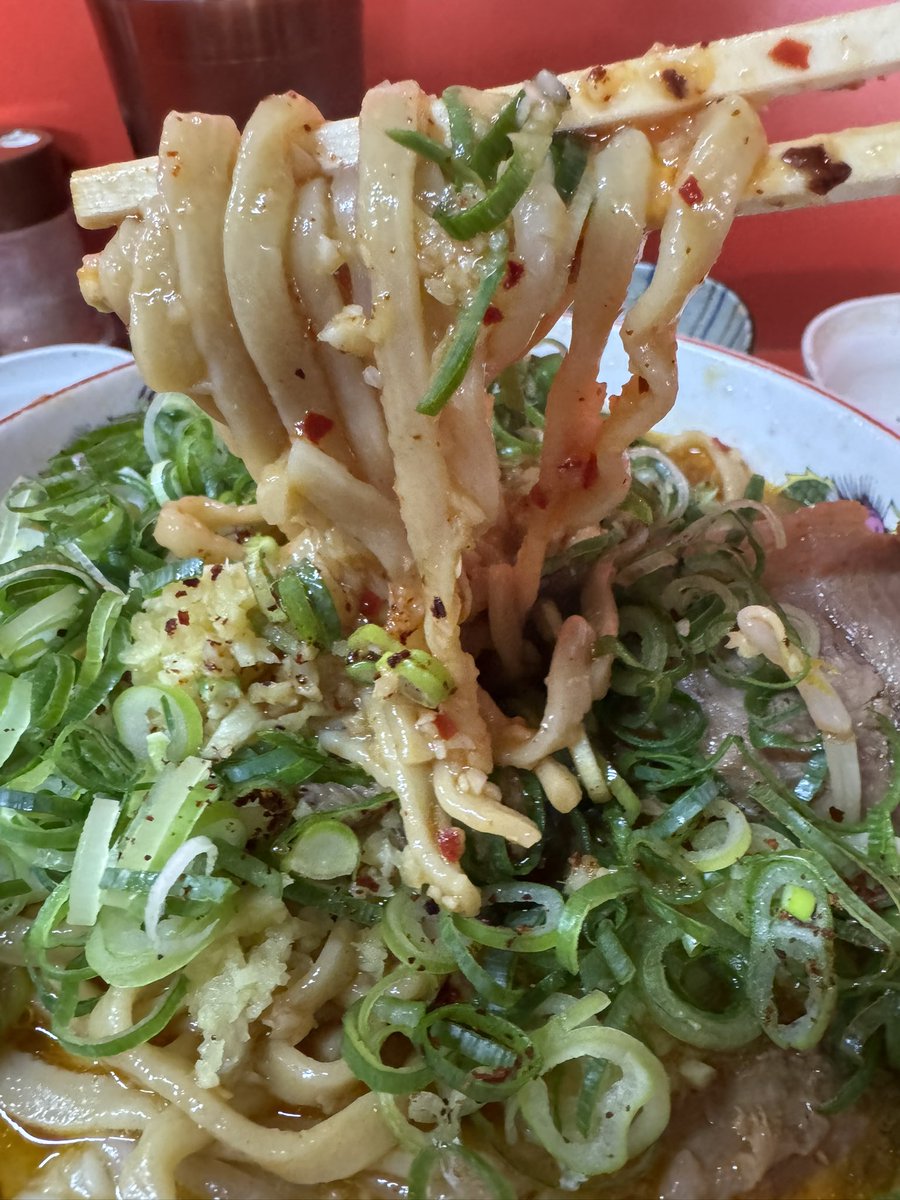 ehYC3Dxc80go7YU's tweet photo. ラーメン二郎　京都店
辛いラーメン中　豚マシ　九条葱　卵　生姜　 N mm A    辛いスープに絡むプリツル麺めっちゃ美味しかったです 😋　よく噛む部位もありましたが豚🐷旨〜生姜でポカポカ　大変美味しくいただきました　ご馳走さまでした♪ https://t.co/mZYqbgKBZd
