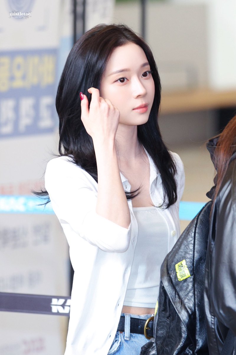 mistletoe_01 tweet media