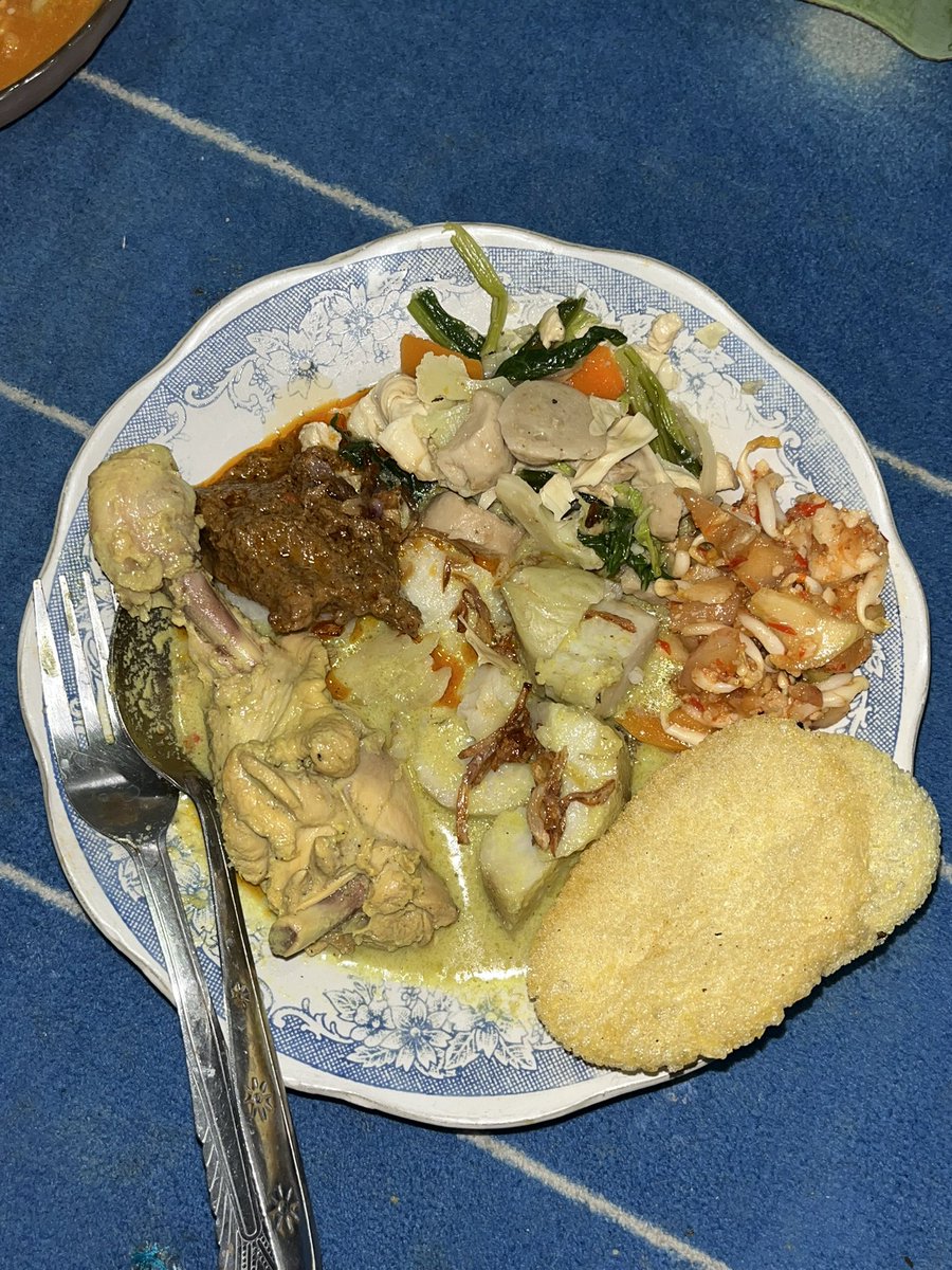 Karna aku yg pulkam sendiri jadi menunya kurang lengkap 🥲 biasanya ada acar, sate ayam, sama sambel goreng kentang
Sepi bageett lebaran sekarang wey abis makan bener2 sung tidur, dibangunin buat ke makam doang