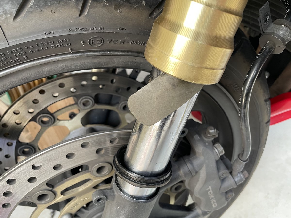 takeluna_jp's tweet photo. 『何度目かのフォークオイル漏れ応急処置』
ホンダ=05CBR600RR
走行距離=20200km
耐水800番を爪の様にカット
ダストブーツを完全に下ろす
オイルシールに耐水800番差込
オイルシールに沿って耐水2周
イメージはオイルシールの面出し
#cbr #pc37 #フォークオイル漏れ https://t.co/X63IAiuFkI