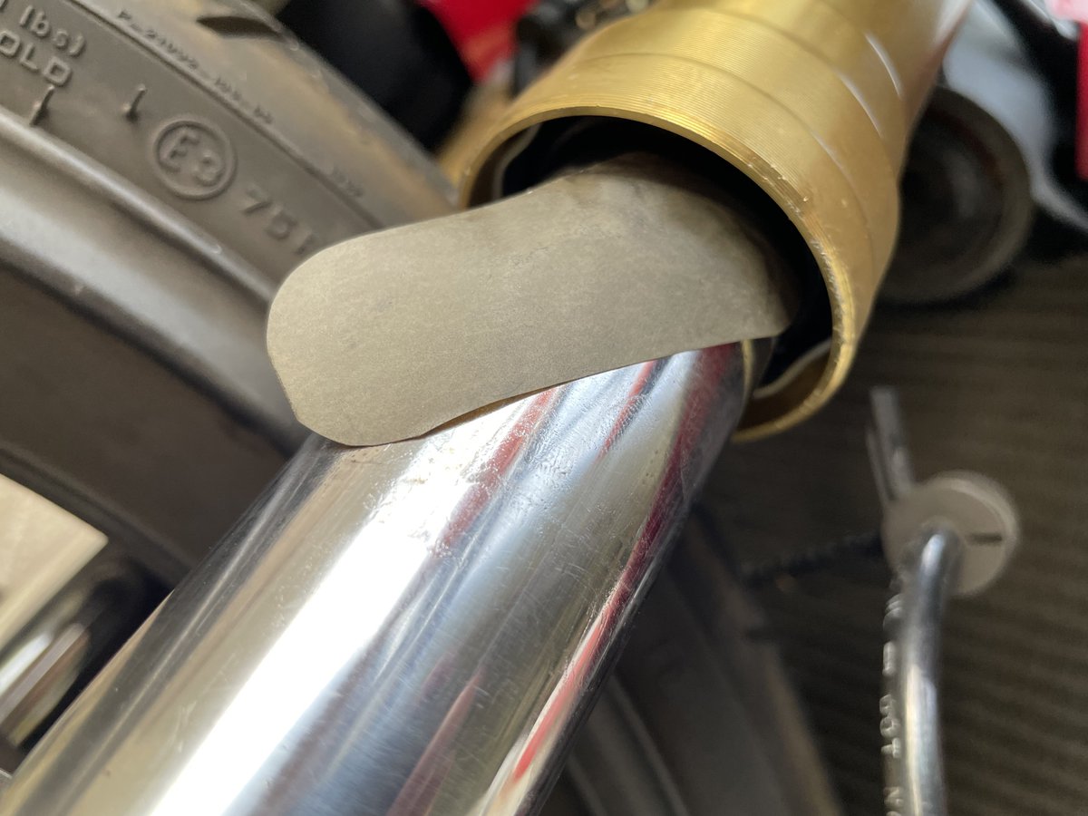 takeluna_jp's tweet photo. 『何度目かのフォークオイル漏れ応急処置』
ホンダ=05CBR600RR
走行距離=20200km
耐水800番を爪の様にカット
ダストブーツを完全に下ろす
オイルシールに耐水800番差込
オイルシールに沿って耐水2周
イメージはオイルシールの面出し
#cbr #pc37 #フォークオイル漏れ https://t.co/X63IAiuFkI