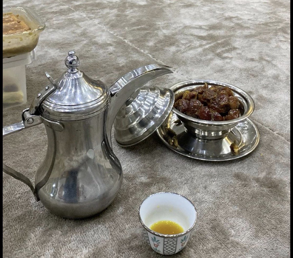 jq__q5's tweet photo. مرحبًا أما بعد : 

هناك حالة معروفة تمر بالبعض وهي إكتئاب العيد وخاصةً تكون في عيد الفطر 
وتختلف أسبابها من شخص الى آخر

ومما قيل شعرًا : 

ماعاد للعيد ف قلوب البشر فرحة
العيد روتين والفرحة صناعية

العيد معنى عظيم يكودني شرحة
علمي به اخر سنة فـ الأبتدائية https://t.co/k7bwpw77Qc