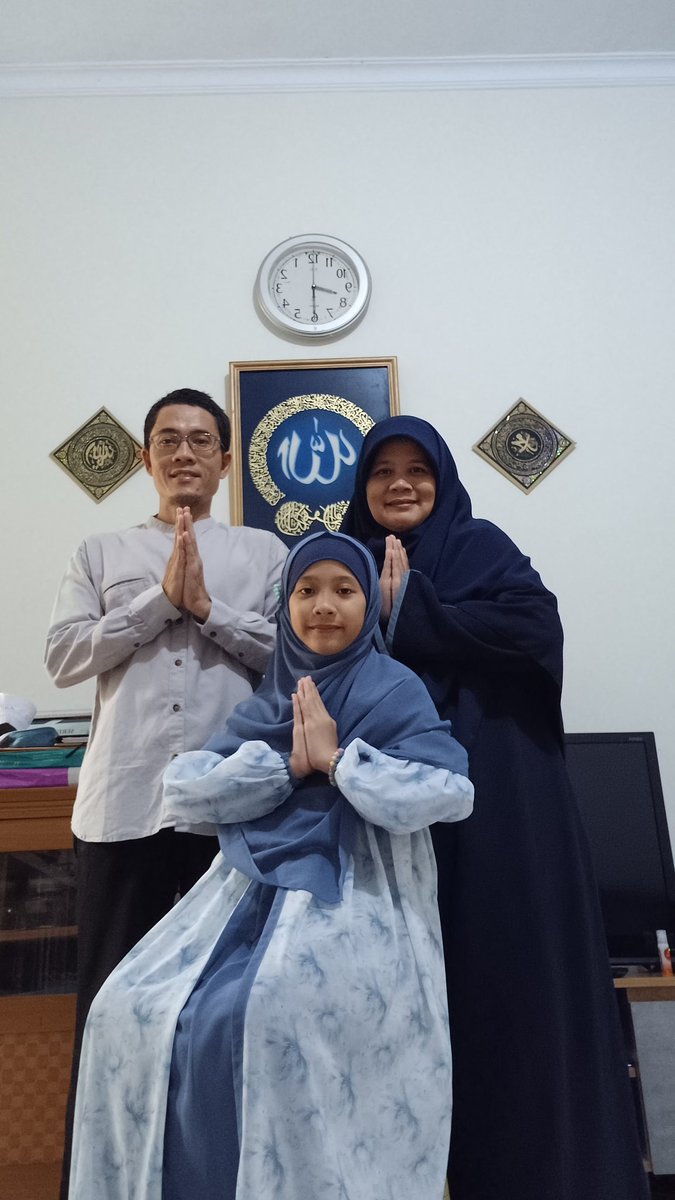andreakhbar's tweet photo. Selamat Hari Raya Idul Fitri 1 Syawal 1447 H.

ﺗَﻘَﺒَّﻞَ ﺍﻟﻠّﻪُ ﻣِﻨَّﺎ ﻭَ ﻣِﻨْﻜُﻢْ ﺻِﻴَﻤَﻨَﺎ ﻭَ ﺻِﻴَﻤَﻜُﻢْ ﻛُﻞُّ ﻋَﺎﻡٍ ﻭَ ﺃَﻧْﺘُﻢْ ﺑِﺨَﻴْﺮ 

Mohon Maaf Lahir &amp; Batin* https://t.co/DTIenmPKXB
