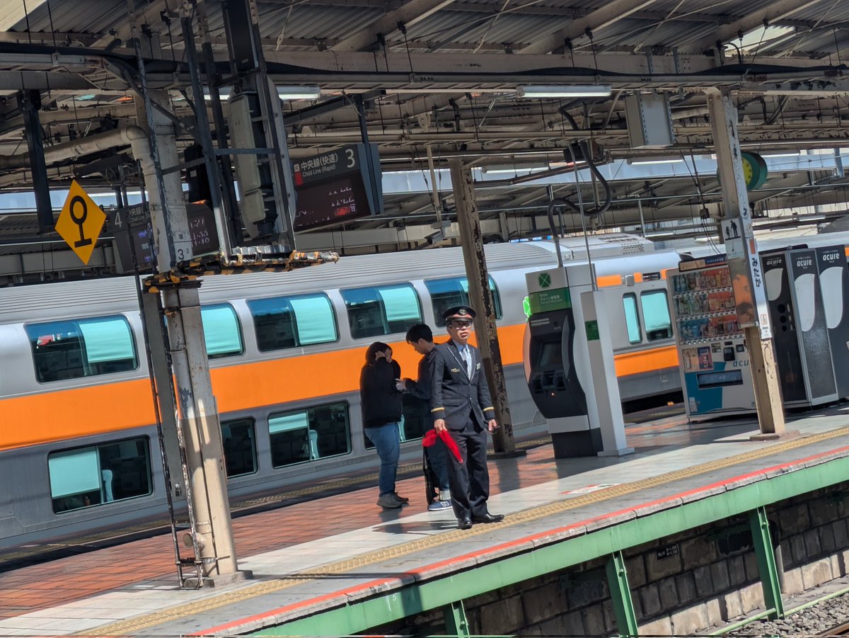 menratko's tweet photo. #中央線人身
#完全停止
隣駅歩いたほうが良かったな https://t.co/dxAo00ZkOl