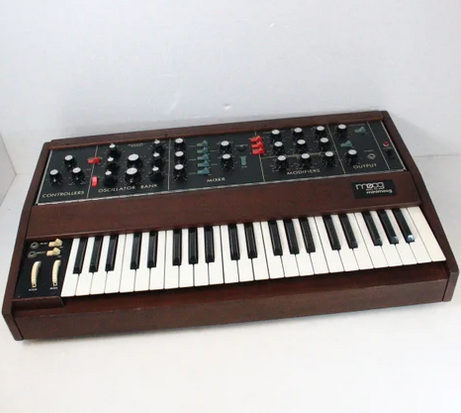 1484shibuya's tweet image. 【中古】MOOG / MINIMOOG 後期型 【渋谷店】
後期型のMINIMOOGになります。
PITCH/MODホイールもギザギザな仕様になっています。
後期型の当時の輸入元 日本楽器のロゴもあり。

タイムセール特価！なかなか入荷しないレアシンセです！＃moog #synth
