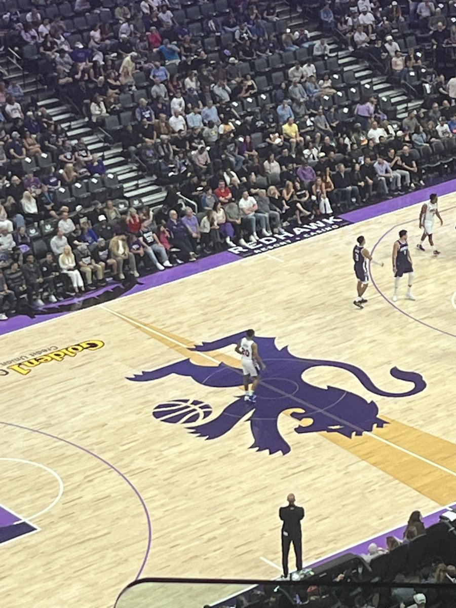CoachMullens197's tweet photo. Funny. Was at the Kings game last night. Was it me?, or was I on some strange  “Sugar,” to have paid about $8 for these Garlic Fries. Don’t even come close to what you can get  from the Gilroy Garlic Festival. Or at Oracle Park. Go Giants! https://t.co/vyBAi0AoXw