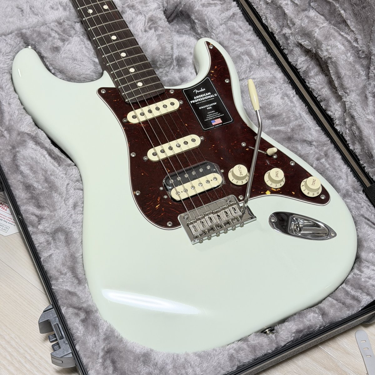 momuandteasteam's tweet photo. 昨日届いたMNG！
ローズウッドネックのFender Stratocaster。
この色を1年くらい探してました。
ソニックブルーって色なのですがチョコミントみたいで好き。
それでも僕はギターを買う
https://t.co/HSXSntwAmf https://t.co/CrVd00l9Xg