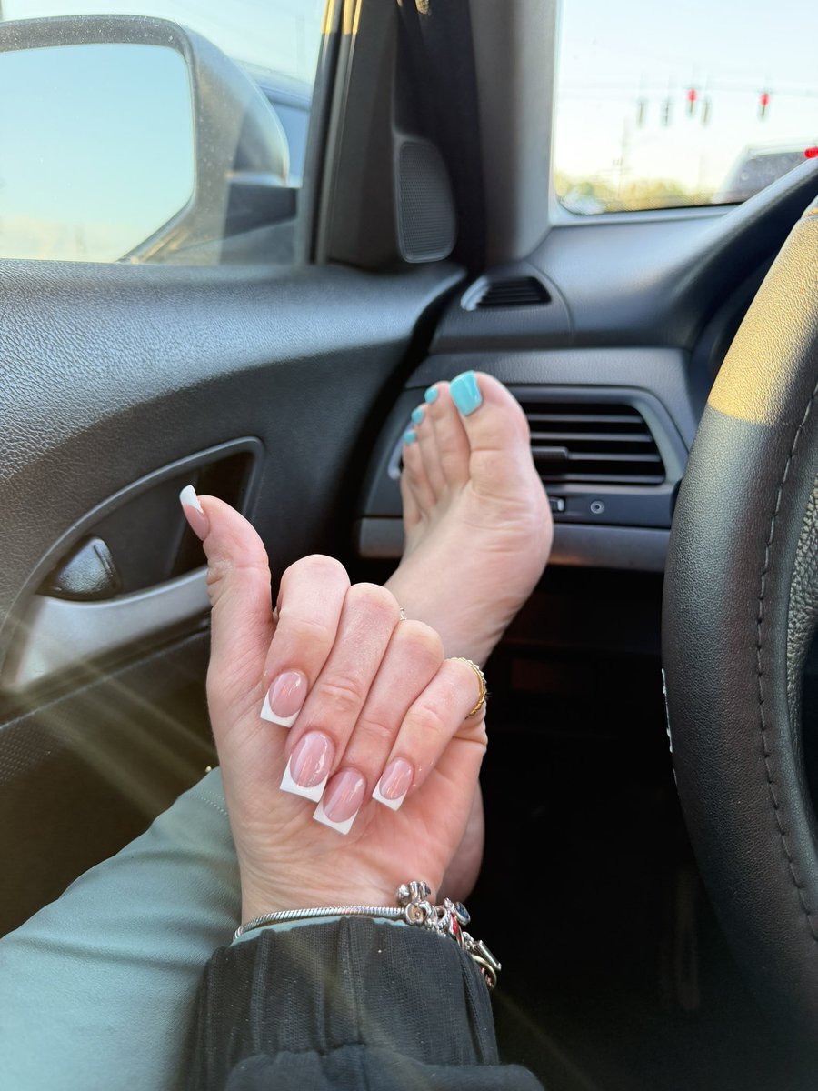 nail day 

and my toes glow in the dark 😝