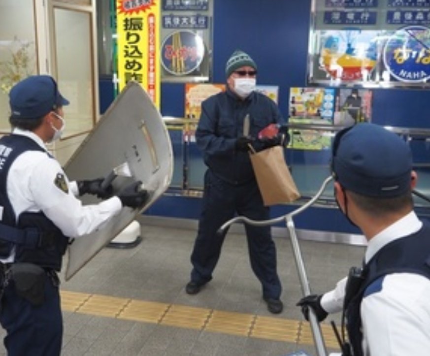 <a href="/soratobu_uma/">もくば</a> <a href="/longlow1/">ロングロー</a> いや、警察官だって例え警官一人一人が犯人より強くても、凶悪犯と一対一で戦ったりしないじゃないですか。
複数対一人は時と場合により、別に卑怯じゃありません。
戦闘員との比率考えたら、戦隊は5人じゃ少ないぐらいですよ。