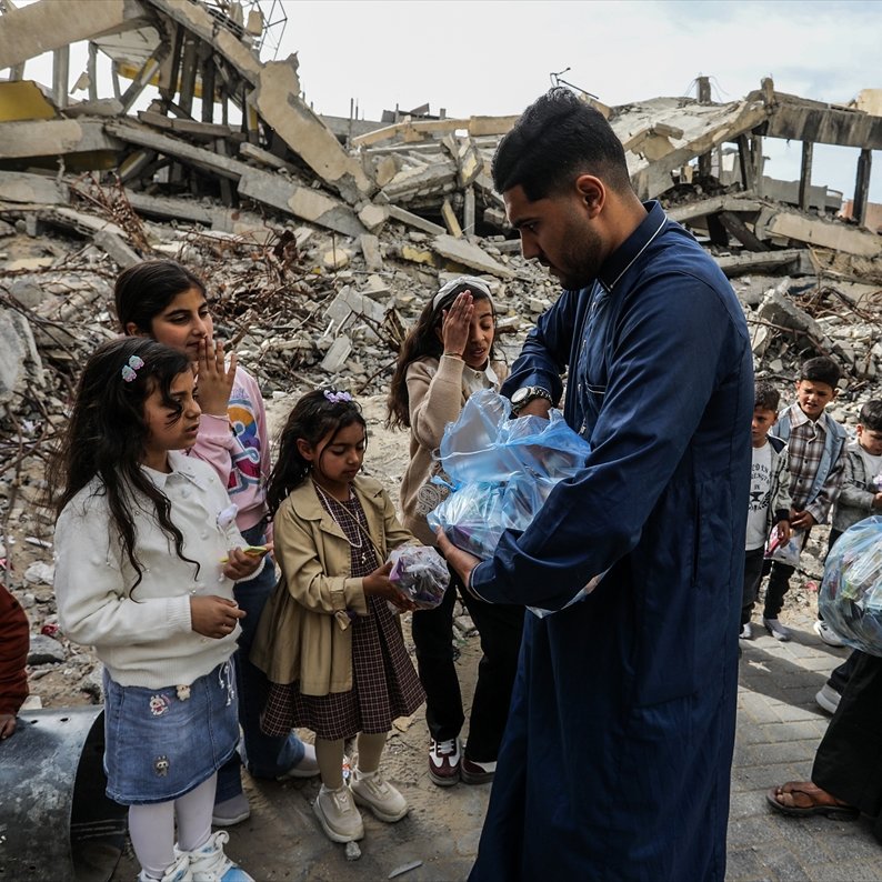 Gazze'de çadırlarda yaşayan çocuklara bayram şekeri dağıtıldı.