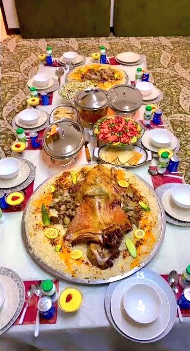 يجب أن يكون هناك فاصل زمني بين وجبة العشاء ووقت النوم 3 ساعات على الأقل لمنع:
١. ارتجاع المريء والشعور بالحموضة ٢.الكوابيس/الاحلام المزعجة ٣.الاستيقاظات الليلية المتكررة ٤.الشعور بالانتفاخ
٥.تكرار الحاجة للتبول مما يجعل النوم متقطعاً.

الشاهد:
اذا كنت تنام ١٢ ليلاً فأشترط على