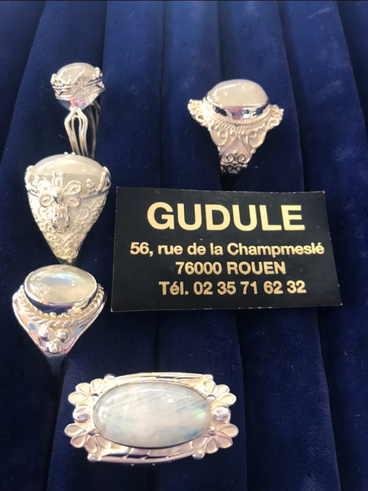 GuduleRouen's tweet photo. e samedi 21 mars votre boutique #Gudule de #rouen est 🌞 ouverte 🌞 de 9h30 à 13h et de 14h à 19h.
😍 #NouvelArrivage😍
#bagues #labradoriteblanche #argentmassif sans nickel dans votre #boutique #gudule de #rouen #bijouxaddict #Gudule_Rouen #bijouxrouen #gudulerouen https://t.co/XxbDTiop90