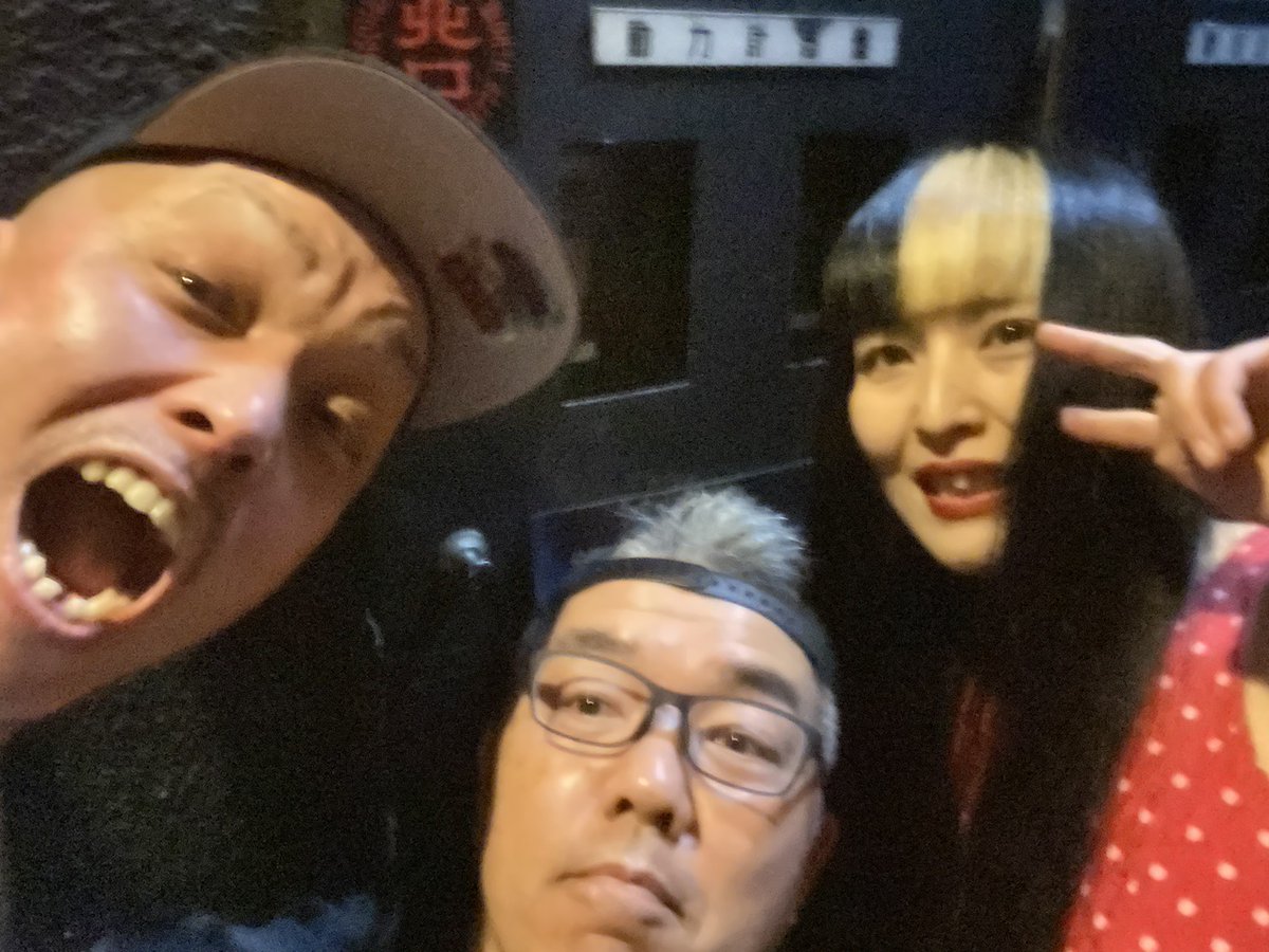 Catch and row tweet media