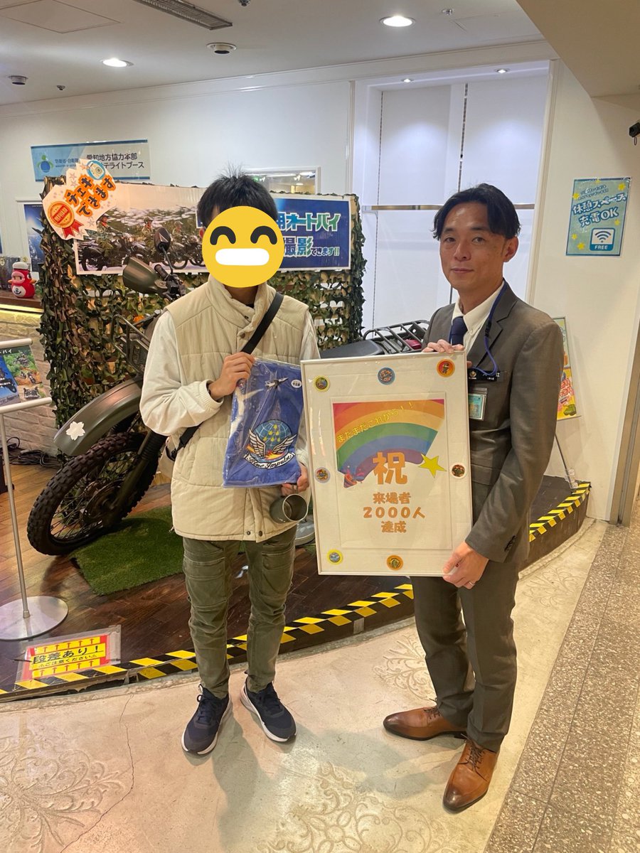 aichi_pco's tweet photo. 3月1日〜4月5日までの期間限定OPEN、自衛隊サテライトブースですが、なんと本日3月21日（土）で来場者数2000人を達成しました。3月13日に1000人を達成したばかり！！
本当に感謝しかありません。
ささやかですが、プレゼント進呈しました。
引き続き、皆様のお越しをお待ちしております。

#愛知地本 https://t.co/G3yqL15RdW