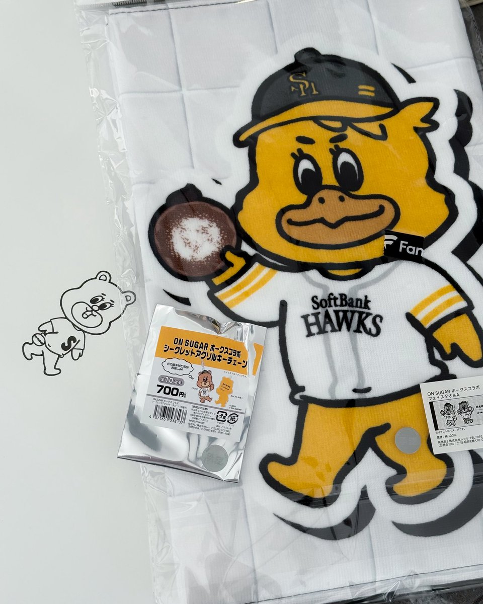 miya1975hawks's tweet photo. ドーナツ屋のON SUGARとのコラボの、このハリーホークが可愛すぎて…ただTシャツ普段着るかと言われると多分着ないし、タオル使うかと言われると使わない、飾れるアクスタとかクッションとかあると嬉しかったな…タオルでクッション作るかなw

#sbhawks #onsugar https://t.co/BI8RMSJ8FL