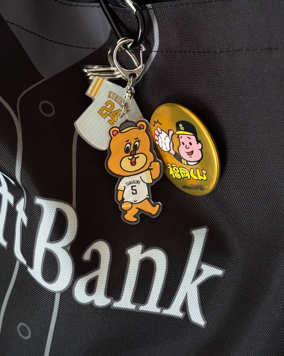 miya1975hawks's tweet photo. ドーナツ屋のON SUGARとのコラボの、このハリーホークが可愛すぎて…ただTシャツ普段着るかと言われると多分着ないし、タオル使うかと言われると使わない、飾れるアクスタとかクッションとかあると嬉しかったな…タオルでクッション作るかなw

#sbhawks #onsugar https://t.co/BI8RMSJ8FL