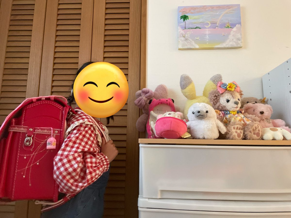 先日お迎えしたアート作品と一緒に📷
絵画を飾ると部屋の雰囲気が変わりますね。
4月から1年生になる娘のことを優しく応援してくれてるみたい。