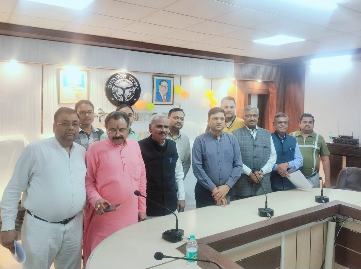 VSGupta3's tweet photo. जिला व्यापार बंधु की एक बैठक मे बैठक की अध्यक्षता कर रहे,*मुख्य विकास अधिकारी,*श्री शित्रोहान वैश्य के साथ ,"उत्तर प्रदेश व्यापार मण्डल "", के प्रदेश अध्यक्ष वी. एस. गुप्ता https://t.co/mHkjihWNZp