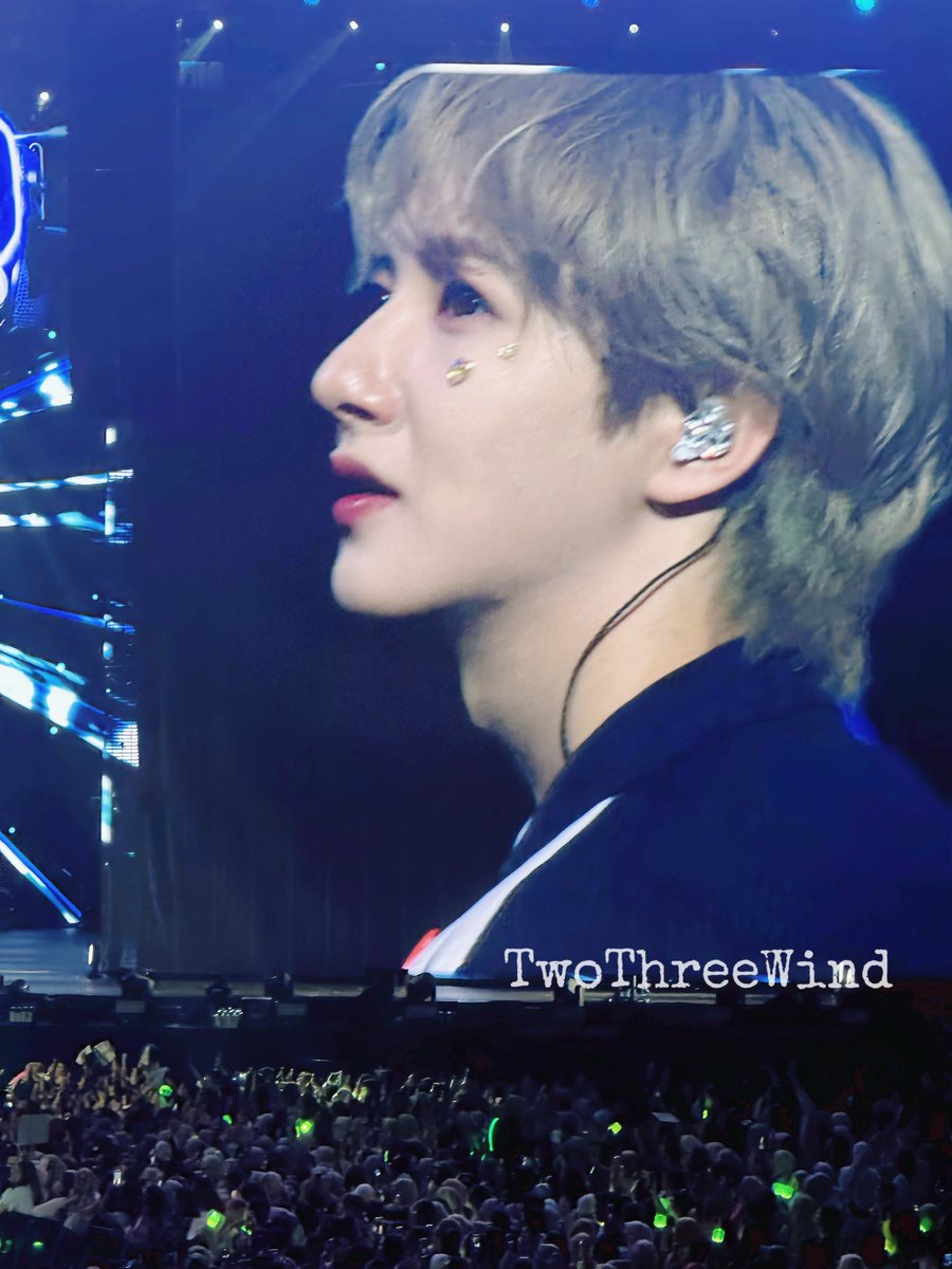 대형 스크린에 런쥔이 tweet media