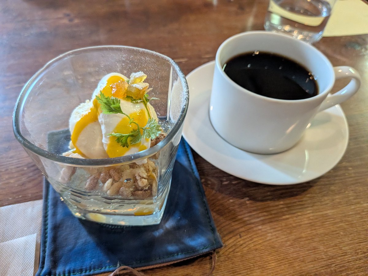 mikipote1's tweet photo. 落ち着いたカフェでおやつ
レモンパフェ可愛いし美味しかった🍋
☕は芥川
#BUNDAN https://t.co/S093qeM4eb