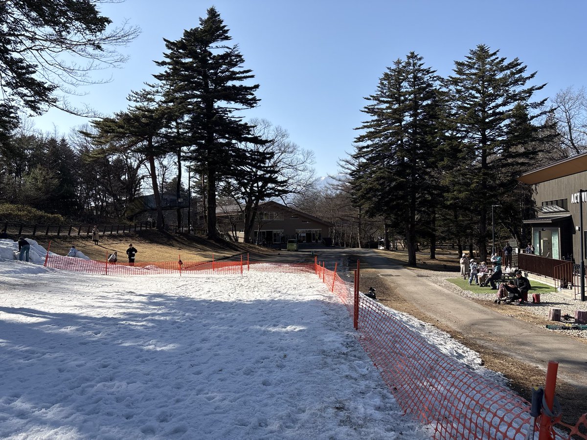 tootower's tweet photo. ホテルからゲレンデまでこの距離。

子連れスキーって
「移動」でほぼ勝負決まるけど

これはもう勝ち。

疲れたらすぐ戻れる安心感が大きい。 https://t.co/UsSDmOTxfs
