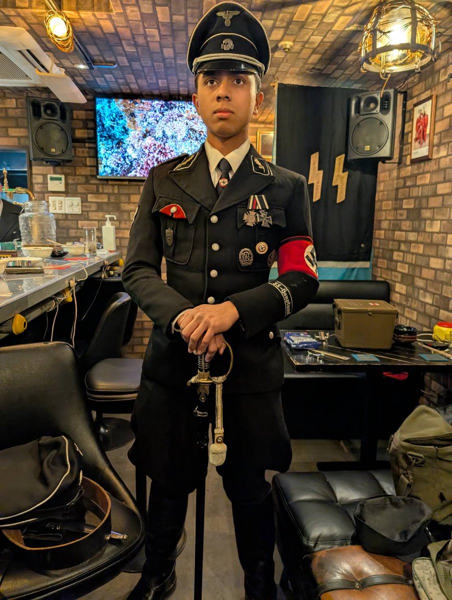 軍装OKな飲み会の際に着させていただいた将校の親衛隊黒服の写真。
当時の腰ピチピチに仕立てた制服を着た将校さんの写真みたいな特徴的なシワが出来てて頭に衝撃が走りましたね。この腰のクビレは中々刺激が強かった…
なんかこのくらいピチピチの制服を仕立てたいな。