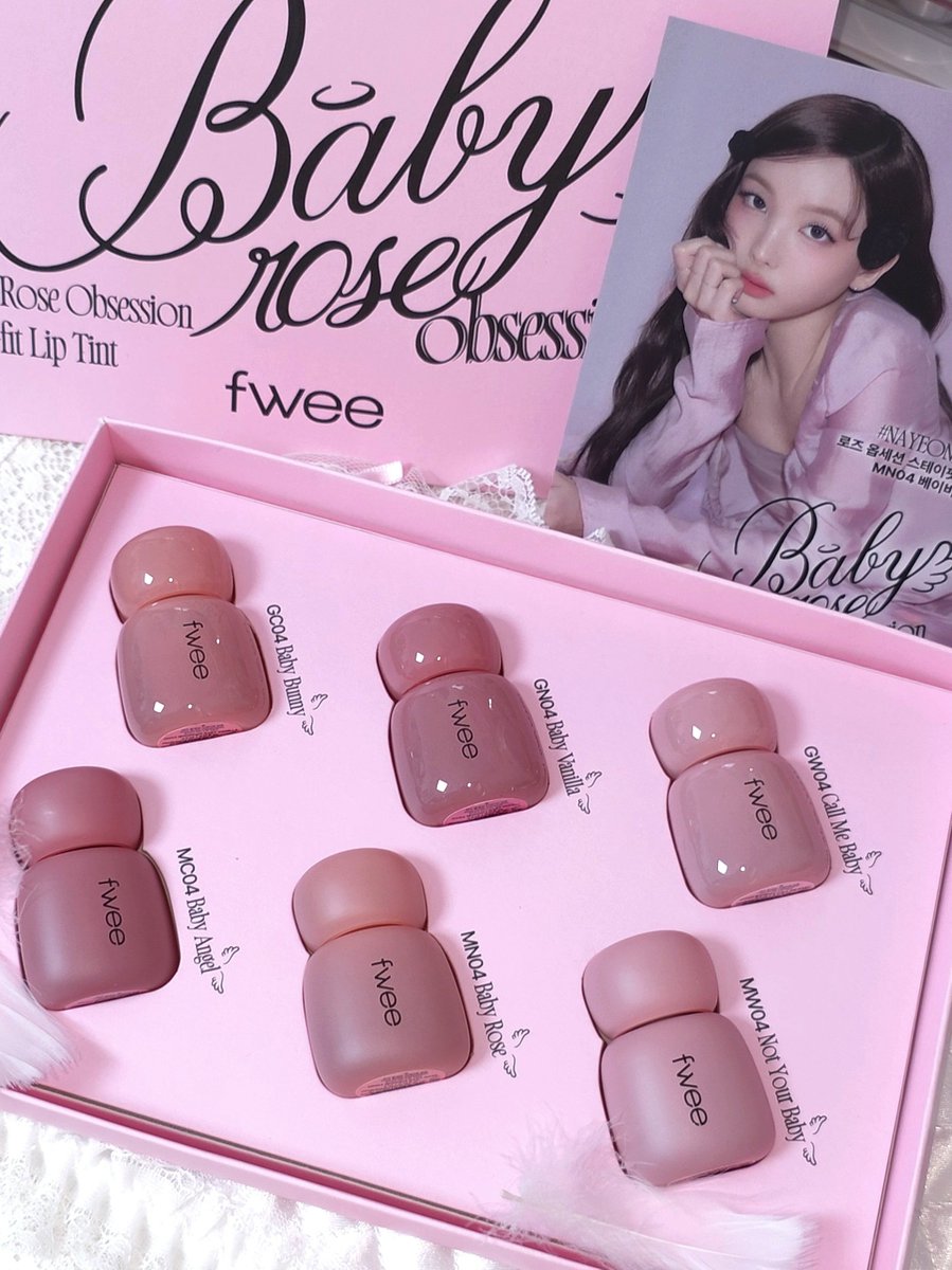 wjwjsjjxn's tweet photo. #협찬 @fwee_makeup 

 퓌 로즈 옵세션 틴트 베이비 로즈 에디션🌹
▪Glow 베이비 바닐라 / 베이비 버니 / 콜미 베이비 
▪Matte 베이비 엔젤 / 베이비 로즈 / 낫유어 베이비

4월 출시될 퓌 NEW 베이비 로즈 에디션은
뮤즈 나연님에게서 영감받은 컬러인데요 🪽
여리여리하고 사랑스러운 로즈빛이라
웜쿨 안 타고 자연스럽게 올라오는 MLBB 컬러예요 💗
(나연 PICK 베이비 바닐라, 베이비 로즈 🩷)