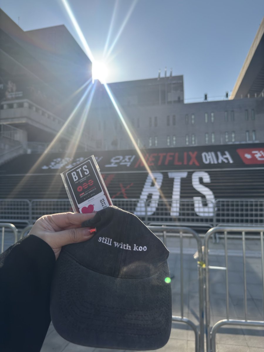 DailyJungkoook's tweet photo. Still With Koo cap at Gwanghwamun Square 💜 https://t.co/8VjTpl4qu9