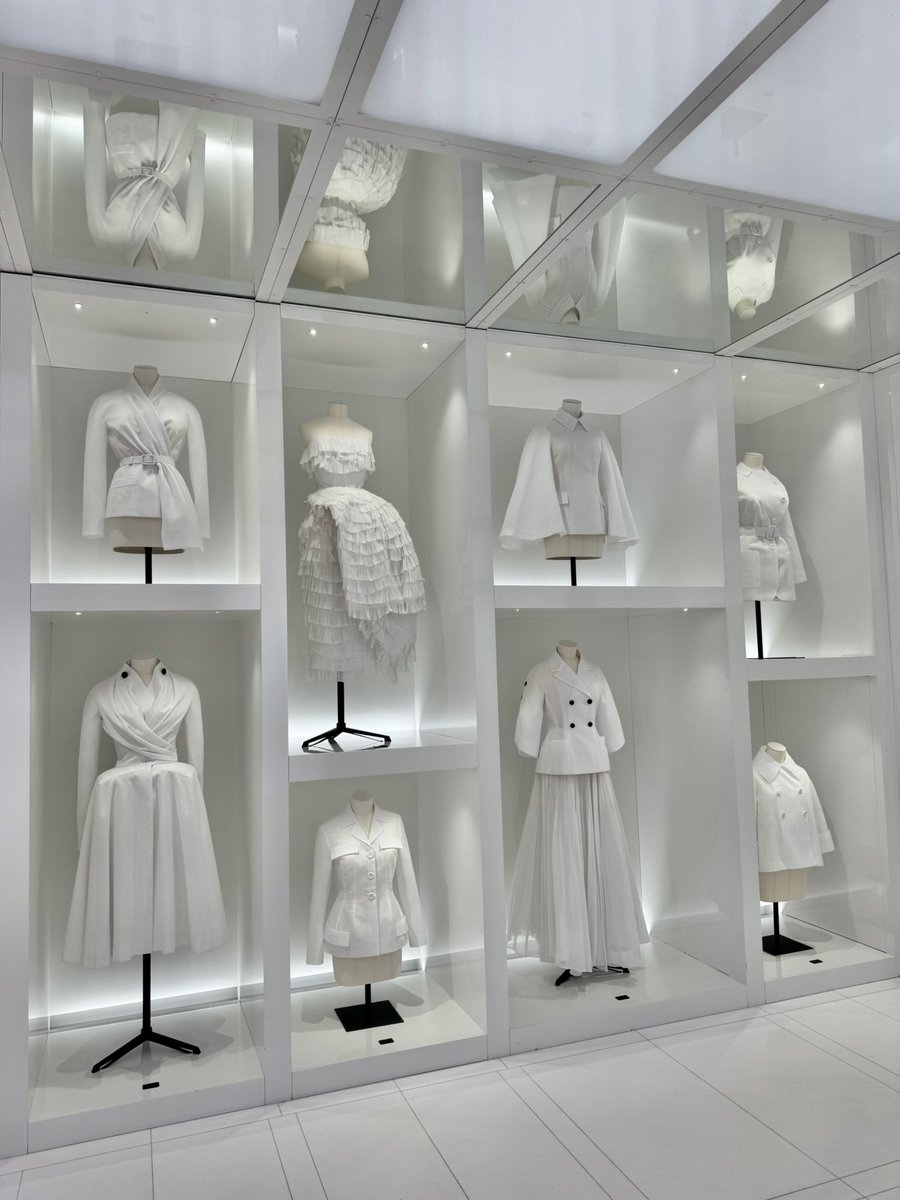 𝑘𝑎𝑟𝑜𝑙 🦢 tweet media