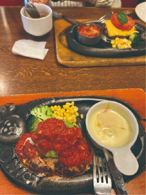 switch_STTA's tweet photo. 同業種でお友達のMちゃんとディナーをしてました🍽
Mちゃんにチョコあげてないけど、ホワイトデーのお菓子とモフ子への卒業お祝いもいただきました😍＜ありがとうございます✨　1時間半癒しありの笑いありでいろいろ満たされました♪　私のパワースポットMちゃんです🌻 https://t.co/4WB3taPZSE