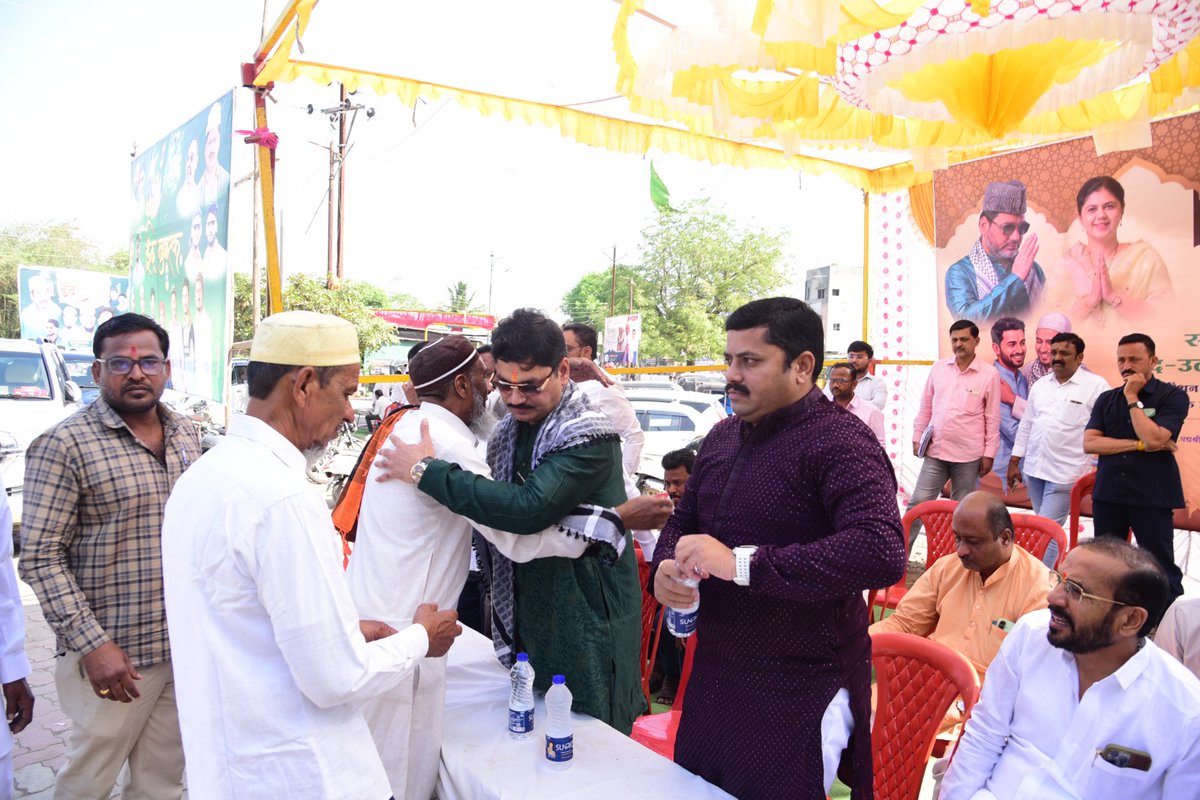 dhananjay_munde's tweet photo. ईद मुबारक!

प्रतिवर्षाप्रमाणे परळी वैद्यनाथ शहरातील मुस्लिम बांधवांच्या समवेत रमजान ईद साजरी करून मुस्लिम बांधवांना रमजान ईद निमित्त शुभेच्छा दिल्या. 

#ParliVaidyanath 
#RamjanEid 
#EidMubarak 
#DMUpdates https://t.co/w9V4TUWY3w