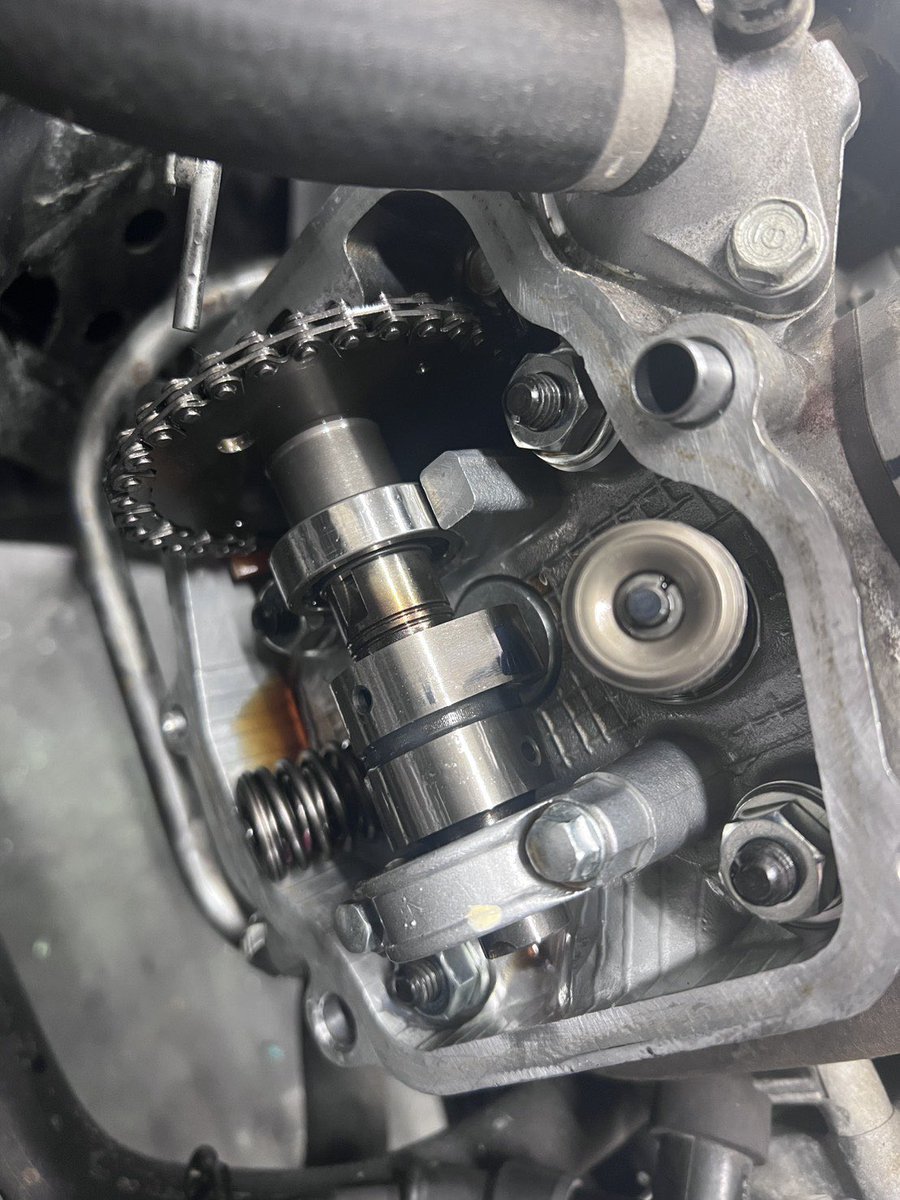d2tec0604's tweet photo. MF08 フォルツァのオイル漏れ修理です。ヘッドカバーにたどり着くのにマジェより時間かかるとは思ってなかったですが、次回はもっと早くたどり着くでしょう。
ウォーターポンプも交換です💡 https://t.co/DxLbpIXAL9